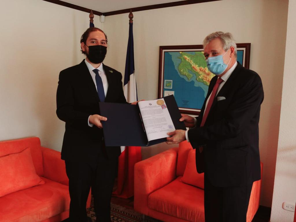 The Minister of Foreign Trade, Andrés Valenciano, received accreditation for Costa Rica's entry into the OECD. (Photo Presidential House)
